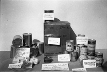 818830 Afbeelding van de inhoud van een voedselpakket dat boven de stad Utrecht werd uitgeworpen tijdens de Operatie ...